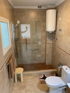La salle de bains est pourvue d'une douche et de toilettes. dans l'établissement Apartamento MIRI, à Costa Teguise