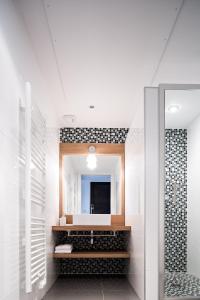 uma casa de banho com um lavatório e um espelho em L'Ecrin em Algajola