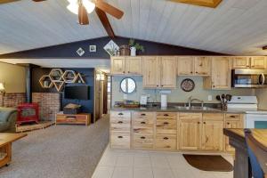 cocina con armarios de madera y sala de estar. en 2Bd Lake Access Bungalow with Hot Tub in Locust Lake, en Locust Lakes Village