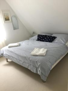 a bedroom with a bed with two towels on it at Komfort Ferienwohnung Kroemer Timmendorfer Strand in Timmendorfer Strand