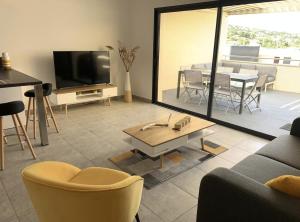 Televisyen dan/atau pusat hiburan di Appartement T3 de standing, vue mer - Porticcio