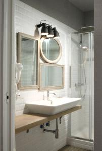 ローマにあるTrastevere Residenceのバスルーム(シンク、シャワー、鏡付)