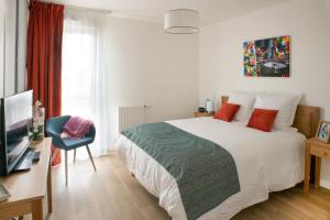 Dormitorio con cama, escritorio y TV en Résidence Services DOMITYS La Cantate, en Dunkerque