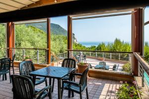 patio con mesa y sillas en el balcón en Camping Village Internazionale en Sirolo