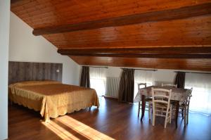 1 dormitorio con 1 cama, mesa y sillas en Agriturismo Alla Corte, en Vicenza
