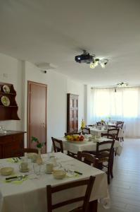 een eetkamer met tafels en stoelen met eten erop bij Agriturismo Alla Corte in Vicenza