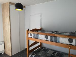 - une chambre avec un lit superposé avec un chat dans l'établissement VILLA MARILOU 5 personnes, à La Faute-sur-Mer