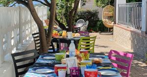 une table avec des assiettes de nourriture au-dessus dans l'établissement B&B Le Ginestre, à Cala Gonone