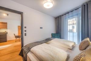Postel nebo postele na pokoji v ubytování Kleiner Alpiner Boudoir in der Residenz Silvretta - Inklusive Silvretta Card Premium