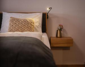 Postel nebo postele na pokoji v ubytování Kleiner Alpiner Boudoir in der Residenz Silvretta - Inklusive Silvretta Card Premium