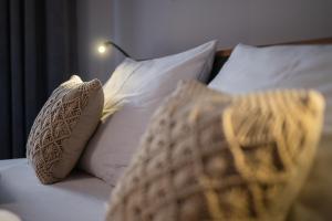 Postel nebo postele na pokoji v ubytování Kleiner Alpiner Boudoir in der Residenz Silvretta - Inklusive Silvretta Card Premium