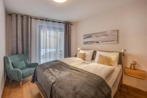 Postel nebo postele na pokoji v ubytování Kleiner Alpiner Boudoir in der Residenz Silvretta - Inklusive Silvretta Card Premium