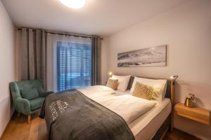 Postel nebo postele na pokoji v ubytování Kleiner Alpiner Boudoir in der Residenz Silvretta - Inklusive Silvretta Card Premium