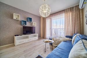 Зона вітальні в Summertime in Varna South Bay Beach Residence