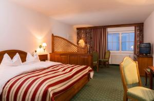 Un pat sau paturi într-o cameră la Alpenhotel St.Christoph