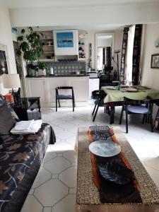 sala de estar con sofá y mesa en Appartement de charme sur le Port de Marseillan, en Marseillan