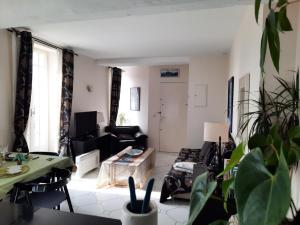 sala de estar con sofá y mesa en Appartement de charme sur le Port de Marseillan, en Marseillan