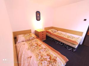 Giường trong phòng chung tại Chaloupka u Splavu