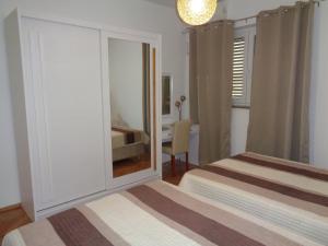 Postel nebo postele na pokoji v ubytování Apartments Miki 2