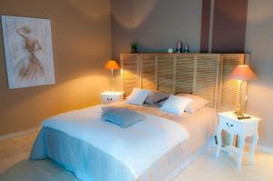 1 dormitorio con 1 cama grande y 2 mesitas de noche en Domaine de la Baratonne, en La Garde