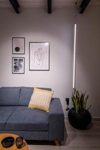 un soggiorno con divano blu e tavolo di Chania Residence - City centre maisonette a Chania
