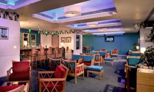 A restaurant or other place to eat at Hometel Chandigarh