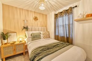 เตียงในห้องที่ Guest Homes - Watledge House Apartment