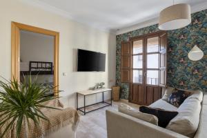 Televízia a/alebo spoločenská miestnosť v ubytovaní Ático con vista a La Alhambra