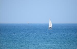 łódź żaglowa na środku oceanu w obiekcie Villa Lavandaia Toscana w mieście Stiava