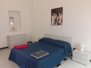 1 dormitorio con cama azul y manta azul en HAPPY HOUSE Salento Apartment, en Brindisi