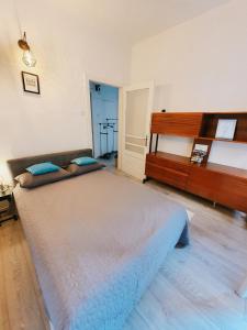 sypialnia z dużym łóżkiem i dużą drewnianą ramą łóżka w obiekcie Apartments Aida w Sarajewie