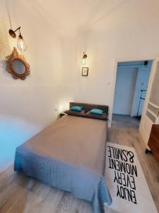 sypialnia z dużym łóżkiem w pokoju w obiekcie Apartments Aida w Sarajewie