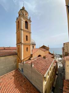 アジャクシオにあるChez Andrea, Centre Historique Ajaccioの時計塔のある建物の眺め