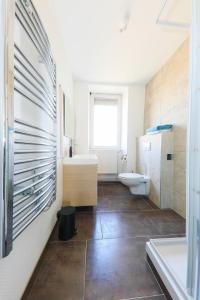 ein Badezimmer mit einem WC, einem Waschbecken und einer Badewanne in der Unterkunft Appart' Fabriques 2 - Mulhouse centre in Mulhouse