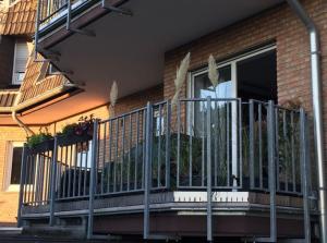 ein Haus mit einem Balkon mit Pflanzen darauf in der Unterkunft Bochum ich komm aus Dir! in Bochum