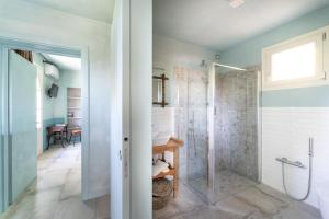 bagno con doccia e cabina doccia di Agriturismo Bellandi a Santa Lucia