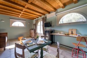 cocina y sala de estar con mesa y sillas en Agriturismo Bellandi, en Santa Lucía