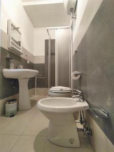 bagno con servizi igienici e lavandino di Airport Inn Preturo Affittacamere a San Vittorino