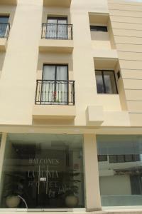 Edificio blanco con ventana y balcón en Balcones de la Quinta, en Ríohacha