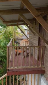 una terraza de madera con mesa y sillas. en Valerie Emanuel Apartments, en Bocas Town