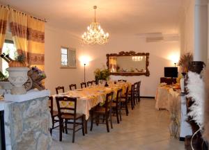 A restaurant or other place to eat at Villa Ambra B&B