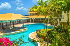 una imagen de una piscina en un complejo en Barbados Beach Club Resort - All Inclusive, en Christ Church