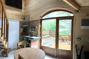 um quarto com uma porta de madeira e um deque de madeira em La Cabana del bosc em Ribes de Freser
