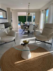 A seating area at Villa Zenitude