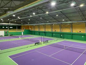 Tenis a/nebo squash v ubytování VILARHOTEL nebo okolí