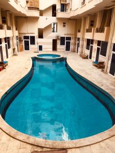una piscina en medio de un edificio en Red Sea Tiba plaza Apartment, en Hurghada