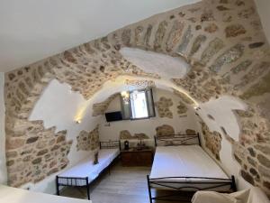 Postel nebo postele na pokoji v ubytování Καμάρα Χωριό Φοινίκι , Kamara Finiki Village