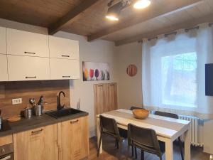Kuchyňa alebo kuchynka v ubytovaní Moda Apartments Serenella