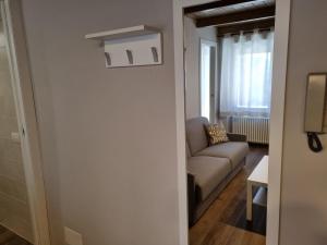 uma sala de estar com um sofá e uma mesa em Moda Apartments 01 em Sestriere