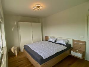 1 dormitorio con 1 cama y ventilador de techo en Ferienhaus Luka en Zadar